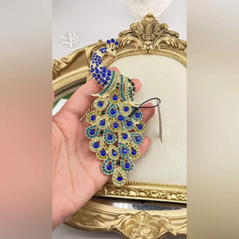 Stunning Vintage-Inspired Peacock Brooch 🦚 - Picture 5 of 6
